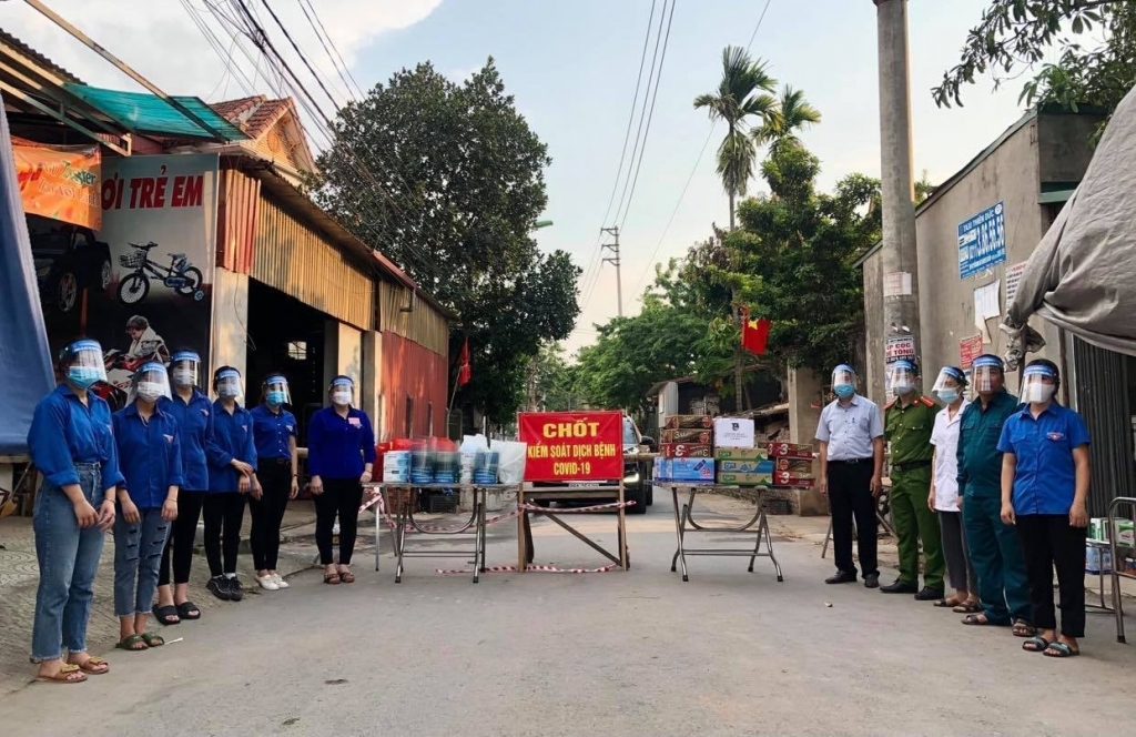 BTV Huyện đoàn Yên lạc đi trao mũ chắn giọt bắn và nhu yếu phẩm cho các chốt kiểm soát dịch bệnh trên địa bàn huyện BTV Huyện đoàn Yên lạc đi trao mũ chắn giọt bắn và nhu yếu phẩm cho các chốt kiểm soát dịch bệnh trên địa bàn huyện