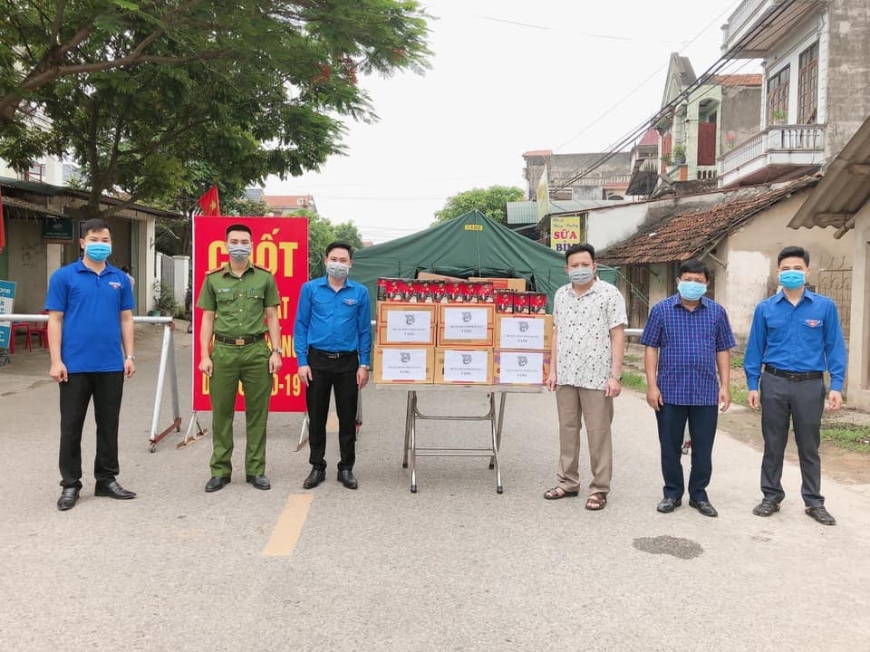 BTV Huyện Đoàn Bình Xuyên đã tổ chức thăm hỏi, động viên và tặng quà cho các lực lượng tham gia trực tại chốt kiểm dịch trên địa bàn huyện