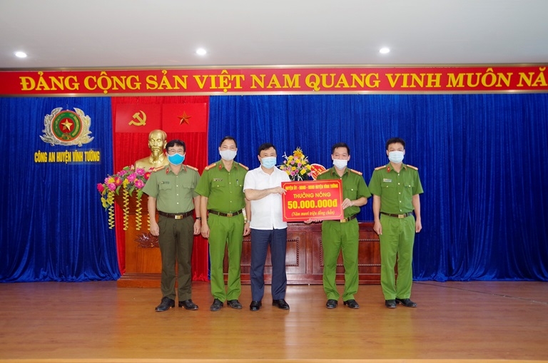 Chủ tịch UBND huyện Vĩnh Tường Lê Nguyễn Thành Trung thưởng 50 triệu đồng cho Công an huyện.