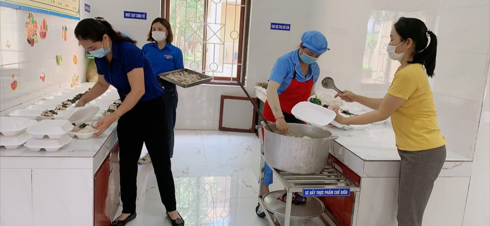 nhà trường tình nguyện nấu cơm để phục vụ cho hơn 50 người làm nhiệm vụ phòng chống dịch trên địa bàn