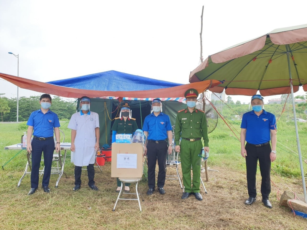 Đ/c Khổng Sơn Thành - Phó Bí thư Tỉnh đoàn - Chủ tịch Hội đồng Đội tỉnh thăm và tặng quà cho các chốt kiểm soát dịch bệnh trên địa bàn huyện Bình Xuyên.