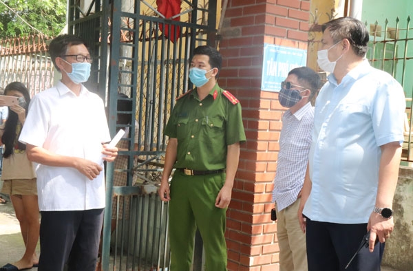 Đồng chí  Bí thư Thành ủy Nguyễn Ngọc Bình chỉ đạo tại các chốt