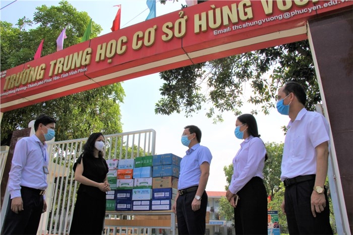 Giám đốc GD&ĐT Vĩnh Phúc thăm, gửi quà cho giáo viên, học sinh đang cách ly tập trung tại Trường THCS Hùng Vương