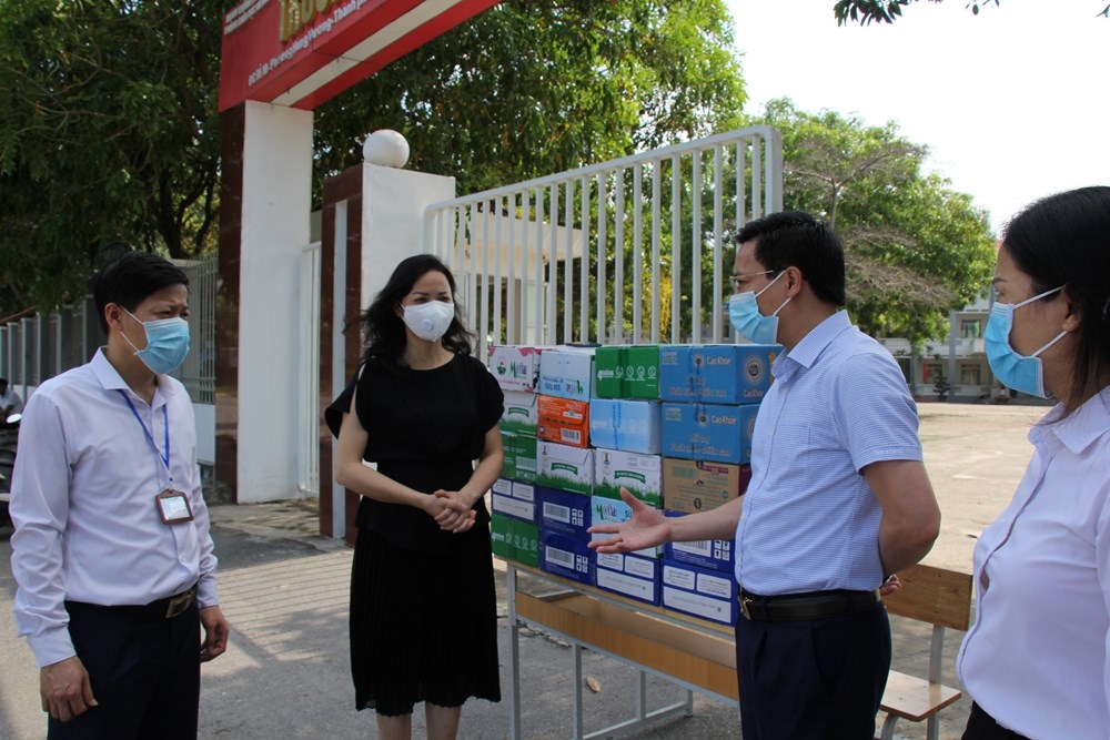 Trước cổng Trường THCS Hùng Vương, cô giáo Lê Thị Hồng Khiên - Hiệu trưởng nhà trường đã đại diện tiếp nhận số quà là 20 thùng sữa do lãnh đạo ngành GD&ĐT gửi tặng cho các giáo viên, học sinh đang học tập và sinh hoạt trong khu cách ly