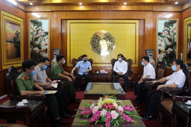 đồng chí Lê Duy Thành - Phó Bí thư Tỉnh ủy, Chủ tịch UBND tỉnh Vĩnh Phúc làm trưởng đoàn đã có buổi làm việc với Trung tâm Y tế huyện Vĩnh Tường về công tác phòng chống dịch bệnh Covid-19. 