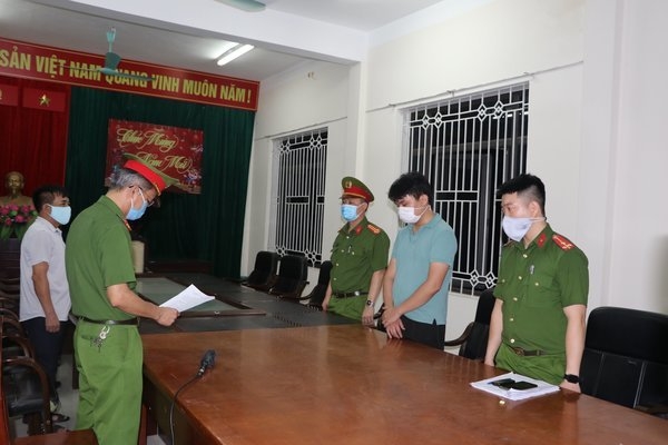 Cơ quan công an đọc lệnh bắt Phùng Minh Tuấn  