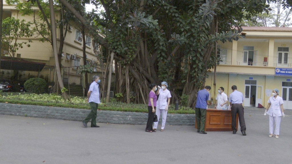 Đại biểu, cử tri thực hiện nghiêm các quy định trong  phòng, chống dịch Covid-19 khi tới tham dự hội nghị