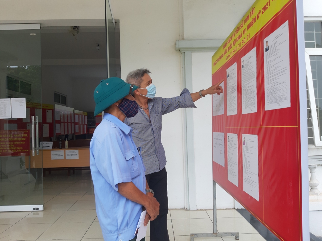 Cử tri Phường Đồng Xuân nghiên cứu tiểu sử tóm tắt của các ứng cử viên đại biểu Quốc hội khóa XV và đại biểu HĐND các cấp nhiệm kỳ 2021 - 2026