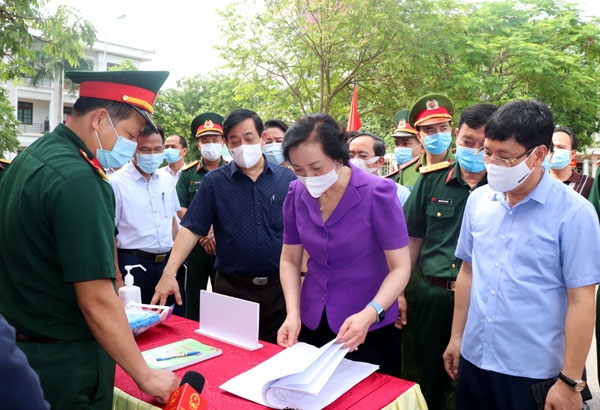 Đ.c Bộ trưởng Bộ Nội Vụ: Phạm Thị Thanh Trà kiểm tra bầu cử tại khu vực cách ly y tế tập Trung, Trung đoàn 834