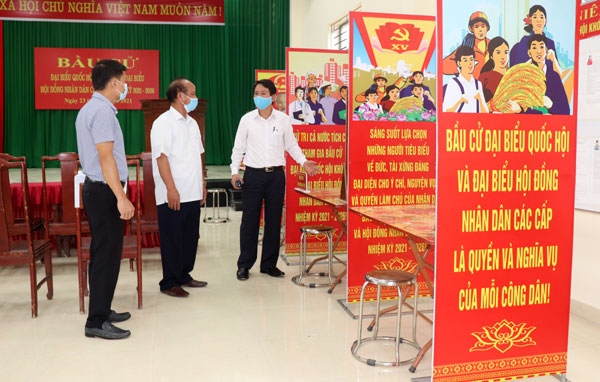 Đ.c Chủ tịch UBND thành phố: Lương Văn Long kiểm tra công tác bầu cử trên địa bàn thành phố