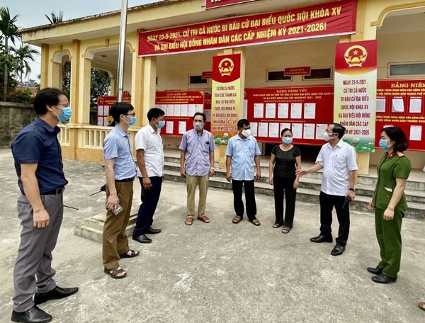 Đ.c Chủ tịch UBND thành phố: Lương Văn Long kiểm tra công tác bầu cử tại phường Khai Quang