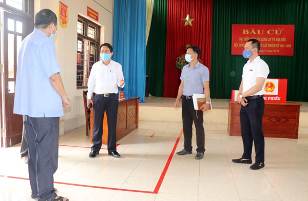 Đ.c Phó Chủ tịch UBND thành phố: Lê Anh Tân kiểm tra tại xã Định Trung
