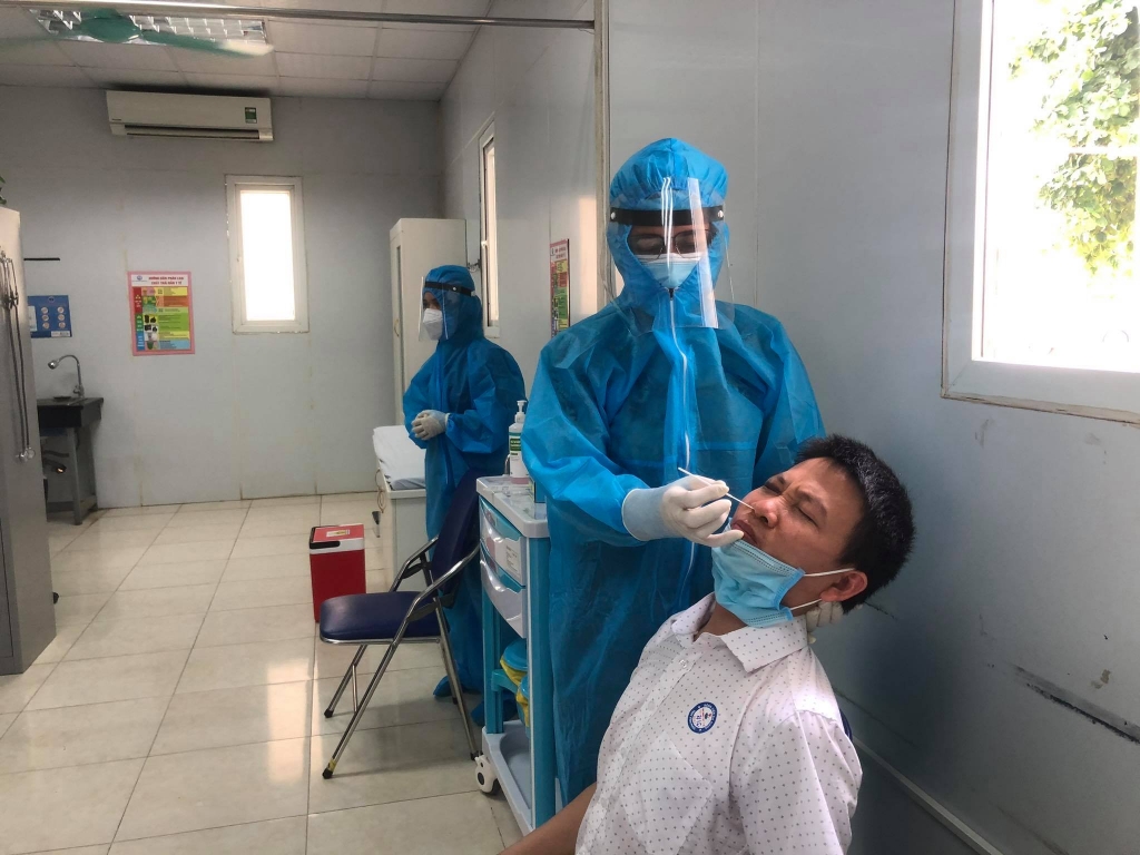 Phóng viên Sỹ Hào: Báo Kinh tế Đô thị lấy mẫu xét nghiệm Covid - 19