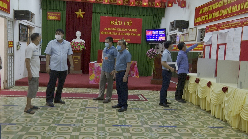 đoàn đã đi kiểm tra thực tế công tác chuẩn bị cho ngày bầu cử tại  phường Trưng Trắc