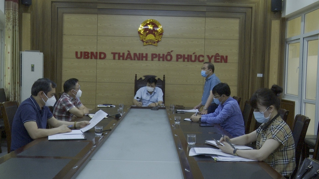 Đồng chí Phan Tiến Dũng- Chủ tịch UBND thành phố Phúc Yên báo cáo công tác chuẩn bị cho ngày bầu cử đại biểu Quốc hội khóa XV và đại biểu HĐND các cấp nhiệm kỳ 2021-2026 của thành phố Phúc Yên đã hoàn tất