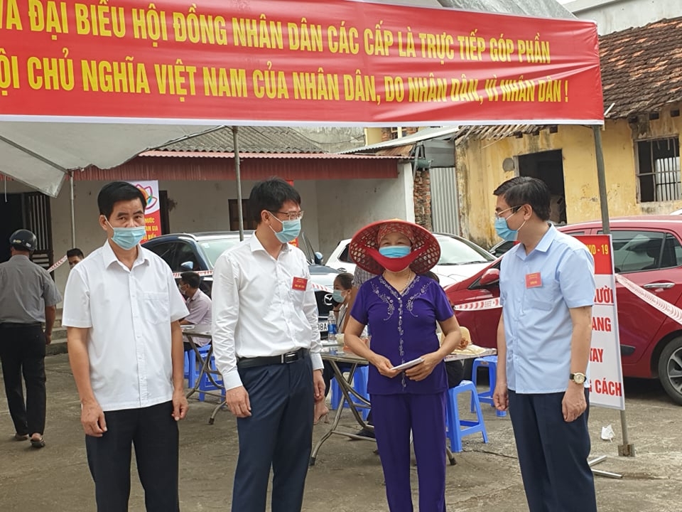 Đồng chí Nguyễn Minh Trung, Bí thư huyện Bình Xuyên đi kiểm tra hòm phiếu số 5 tại xã Phú Xuân