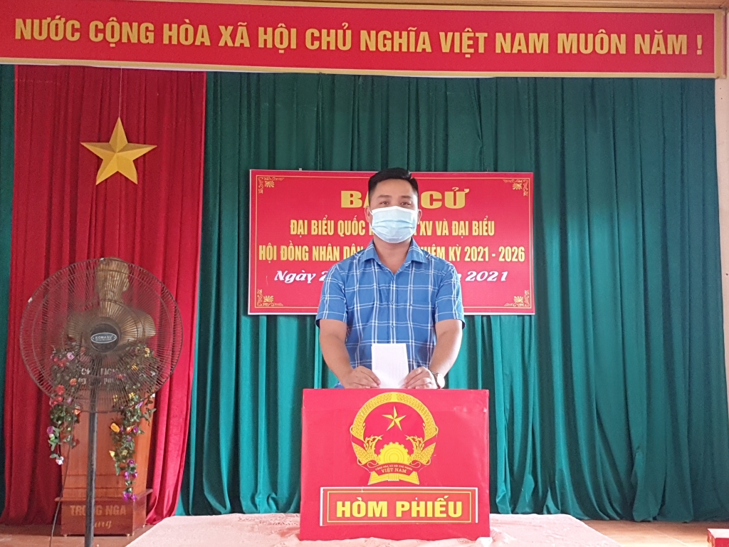 Cử tri Lê Văn Sơn đi bỏ phiếu taị hòm phiếu số 8 thực hiện quyền lợi nghĩa vụ của mình