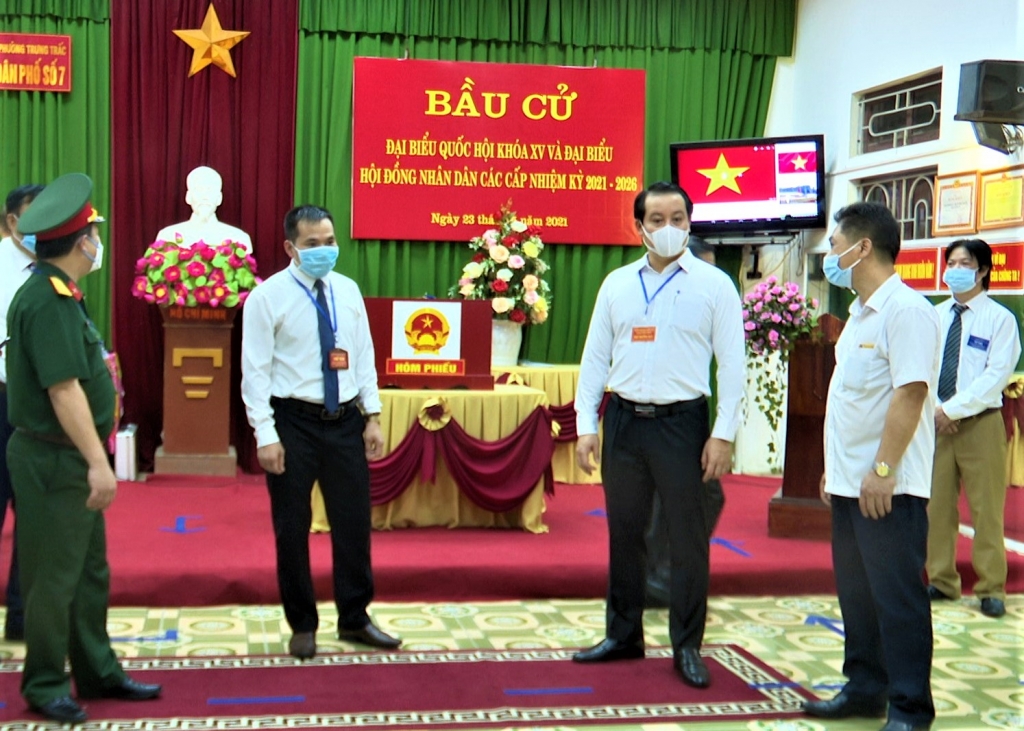 Đồng chí Phó bí thư thường trực Tỉnh ủy kiểm tra công tác chuẩn bị bầu cử trước giờ khai mạc