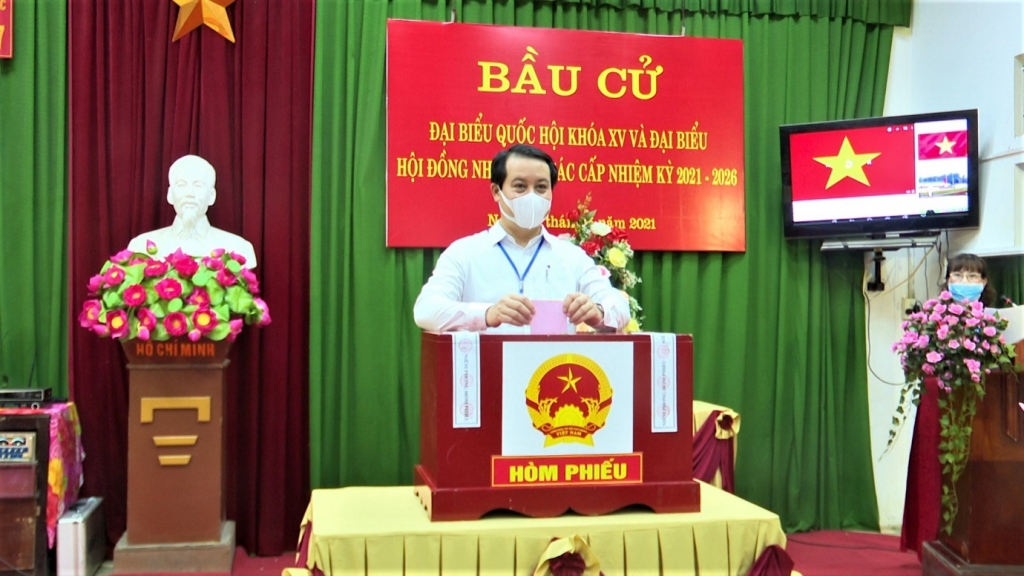 Đồng chí Phó bí thư thường trực Tỉnh ủy nhận phiếu bầu và tham gia bỏ phiếu tại khu vực bỏ phiếu số 5 phường Trưng Trắc