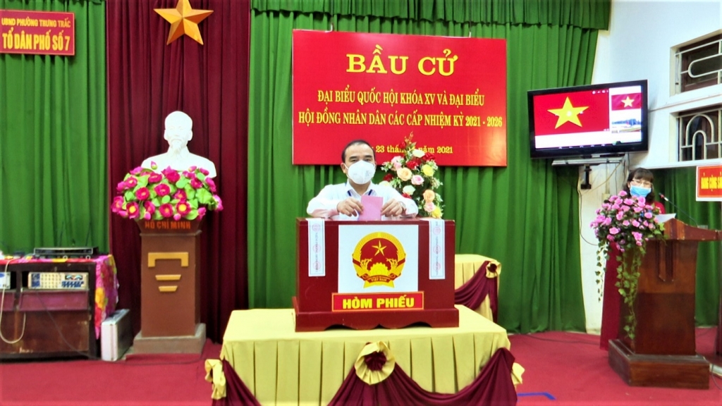 Đồng chí chủ tịch UBDN thành phố nhận phiếu bầu và tham gia bỏ phiếu tại khu vực bỏ phiếu số 5 phường Trưng Trắc