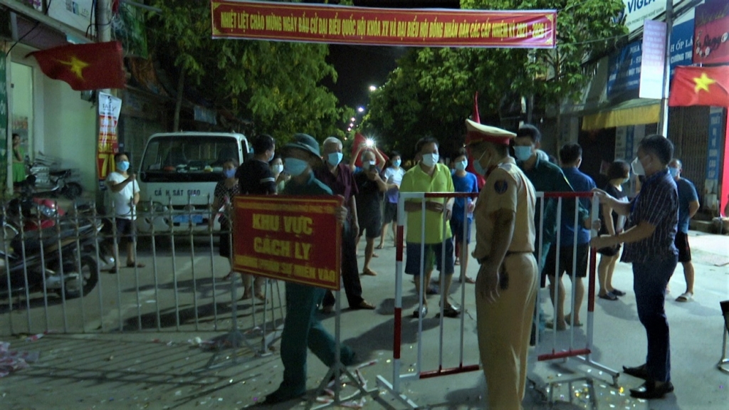 Lực lượng chức năng gỡ bỏ phong tỏa