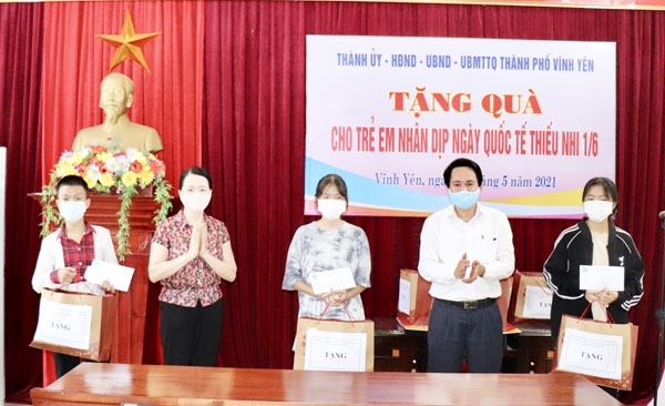 Đ.c Phó Chủ tịch UBND thành phố: Lê Anh Tân và lãnh đạo Phòng LĐTB&XH thành phố trao tặng quà cho trẻ em