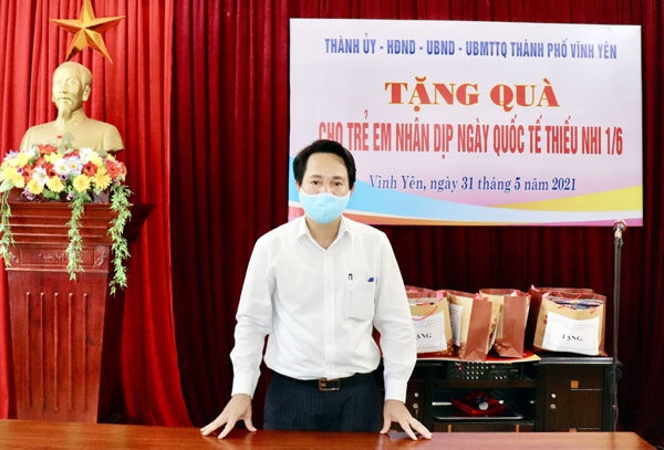 Đ.c Lê Anh Tân, Phó Chủ tịch UBND thành phố phát biểu tại buổi trao tặng quà