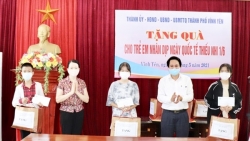 Vĩnh Phúc: Thành phố Vĩnh Yên tặng quà cho trẻ em nhân dịp Quốc tế Thiếu nhi