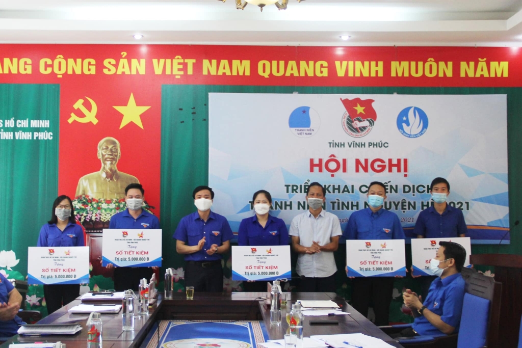 Ban thường vụ Tỉnh đoàn - Hội đồng Đội Tỉnh phối hợp với Hội Doanh nghiệp tỉnh trao tặng 10 Sổ tiết kiệm cho học sinh có hoàn cảnh khó khăn với mỗi sổ tiết kiệm trị giá 5 triệu đồng