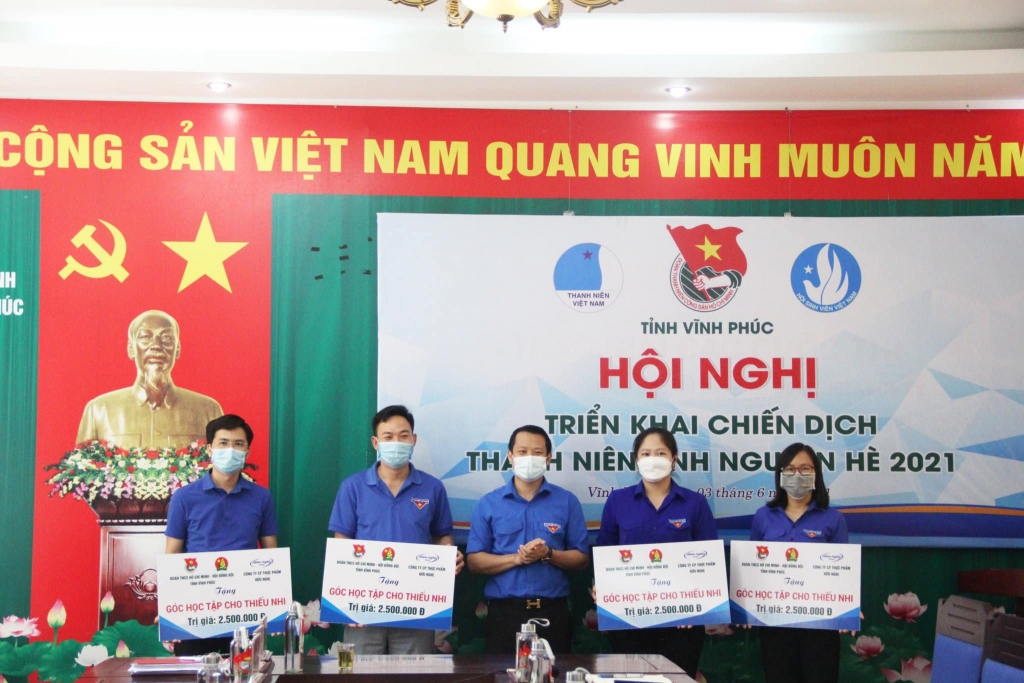 Ban thường vụ Tỉnh đoàn - Hội đồng Đội Tỉnh phối hợp với Công ty cổ phần thực phẩm Hữu Nghị trao tặng 4 góc học tập cho thiếu nhi có hoàn cảnh khó khăn với tổng trị giá 10 triệu đồng