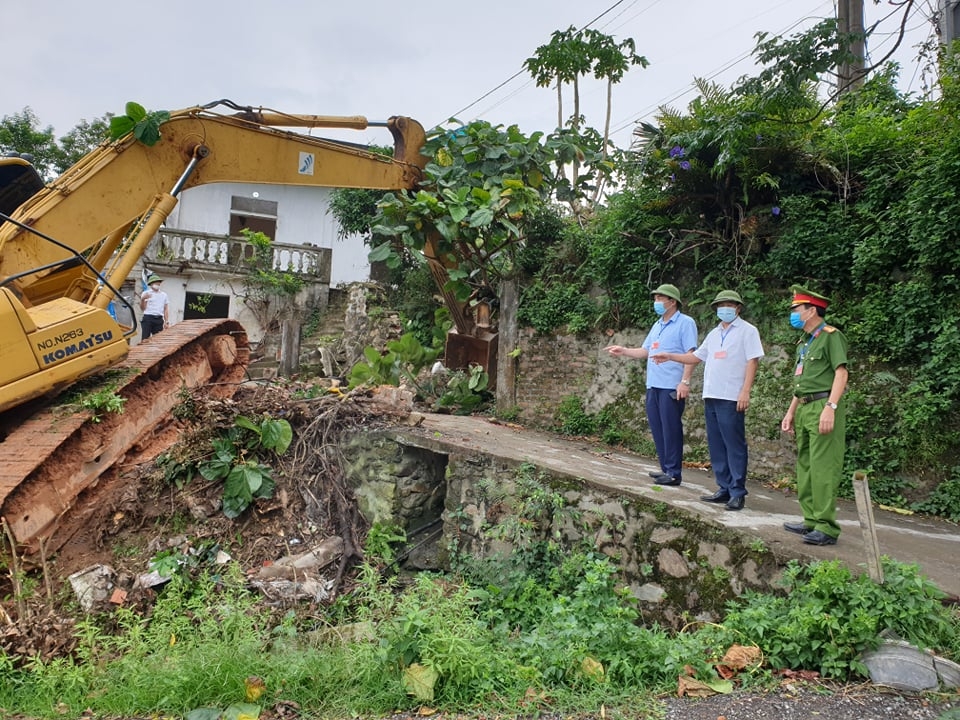 Lực lượng chức năng huyện Tam Đảo (Vĩnh Phúc) hỗ trợ hộ ông Trần Văn Bạo tháo dỡ, di chuyển bàn giao mặt bằng phục vụ thi công công trình giao thông quốc lộ 2B mở rộng