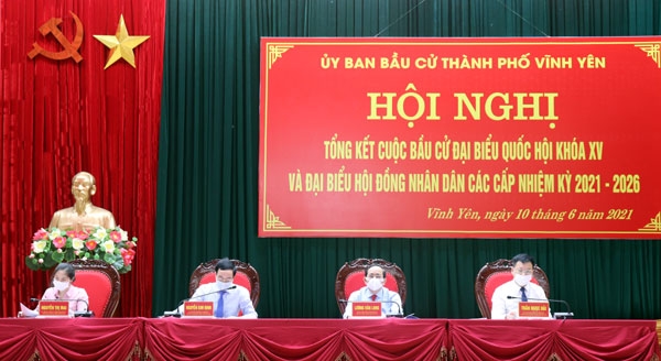 Các đồng chí lãnh đạo thành phố chủ trì hội nghị