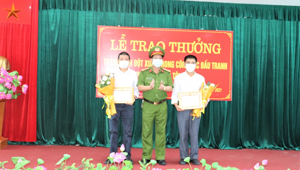 Đại tá Trần Minh Dũng, Phó Giám đốc Công an tỉnh trao thưởng 02 công dân tham gia đấu tranh, tố giác người nhập cảnh trái phép