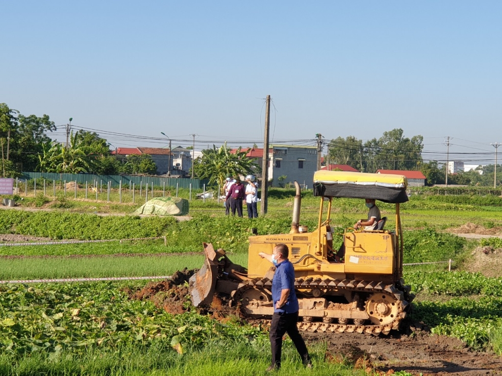 Ngay sau khi được bàn giao mặt bằng, đơn vị thi công triển khai trang thiết bị, máy móc tiến hành thi công.