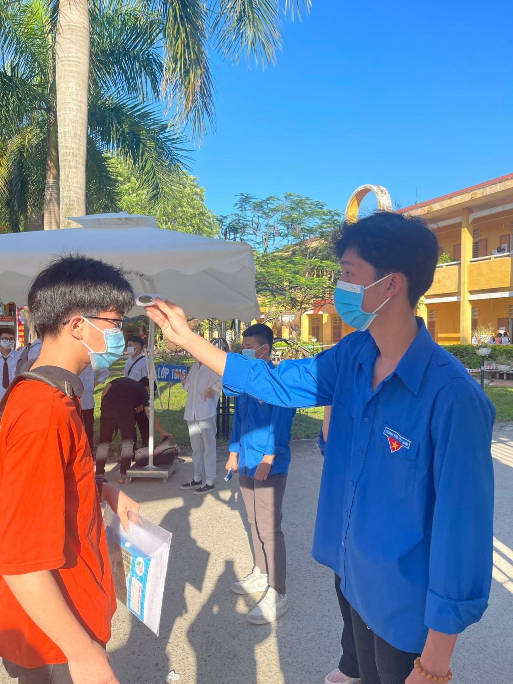 Đo thân nhiệt cho các thí sinh Đo thân nhiệt cho các thí sinh