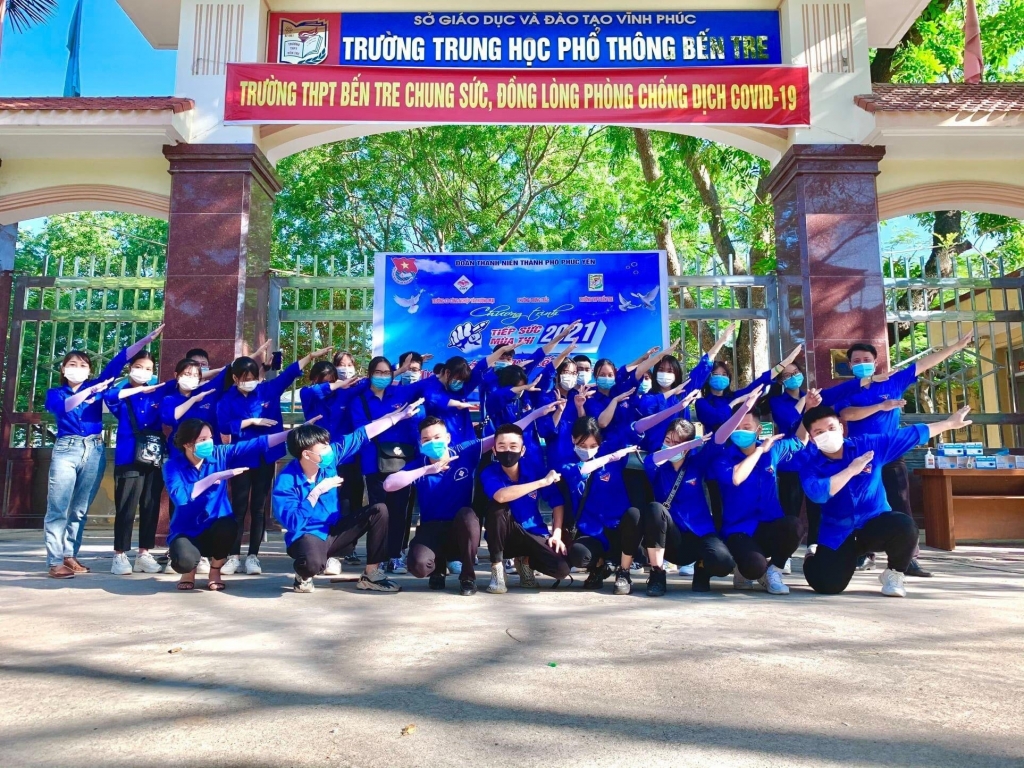 Áo xanh tình nguyện “đội nắng” tiếp sức hơn 15 nghìn thí sinh thi vào lớp 10 Áo xanh tình nguyện “đội nắng” tiếp sức hơn 15 nghìn thí sinh thi vào lớp 10