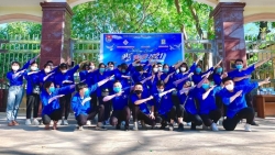 Áo xanh tình nguyện “đội nắng” tiếp sức hơn 15 nghìn thí sinh thi vào lớp 10