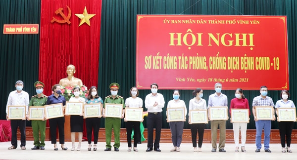 khen thưởng 10 tập thể, 53 cá nhân có thành tích xuất sắc trong công tác phòng, chống dịch Covid-19.