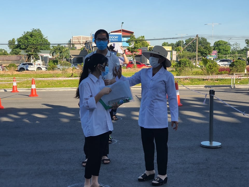 Đo thân nhiệt cho học sinh trước khi vào thi