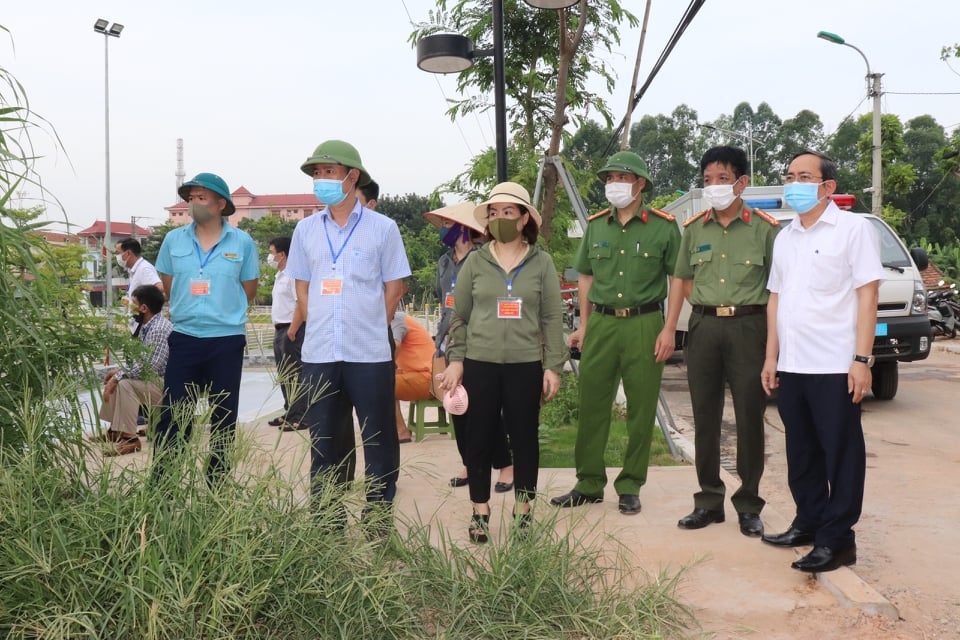 Lãnh đạo thành phố Vĩnh Yên chỉ đạo cưỡng chế 5 hộ thực hiện dự án Khu tái định cư phục vụ GPMB đường song song đường sắt Hà Nội - Lào Cai