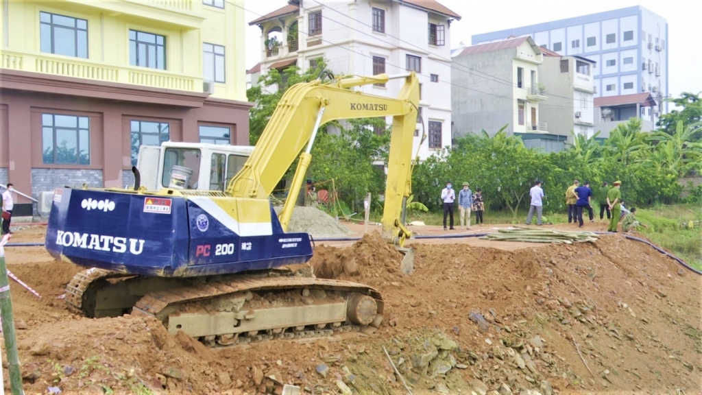 Ngay sau khi được bàn giao mặt bằng, đơn vị thi công triển khai trang thiết bị, máy móc tiến hành thi công