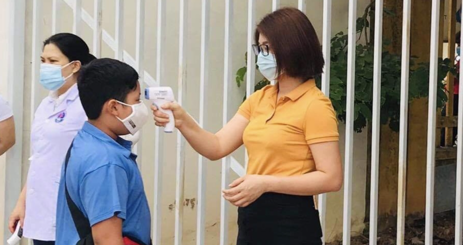 Học sinh được đo thân nhiêt, sát khuẩn trước khi bước vào phòng thi