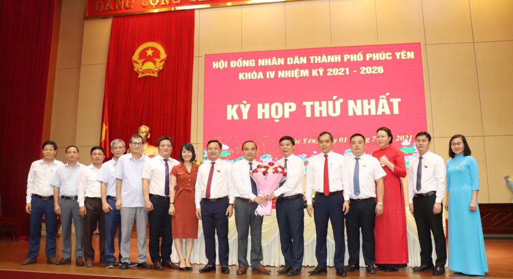 Đồng chí Bí thư Thành ủy Nguyễn Thanh Hải tặng hoa chúc mừng Ủy viên UBND thành phố