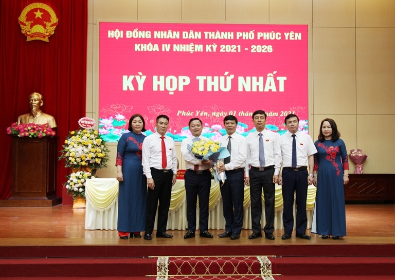 Đồng chí Bí thư Thành ủy Phúc Yên Nguyễn Thanh Hải tặng hoa chúc mừng HĐND thành phố nhiệm kỳ 2021-2026