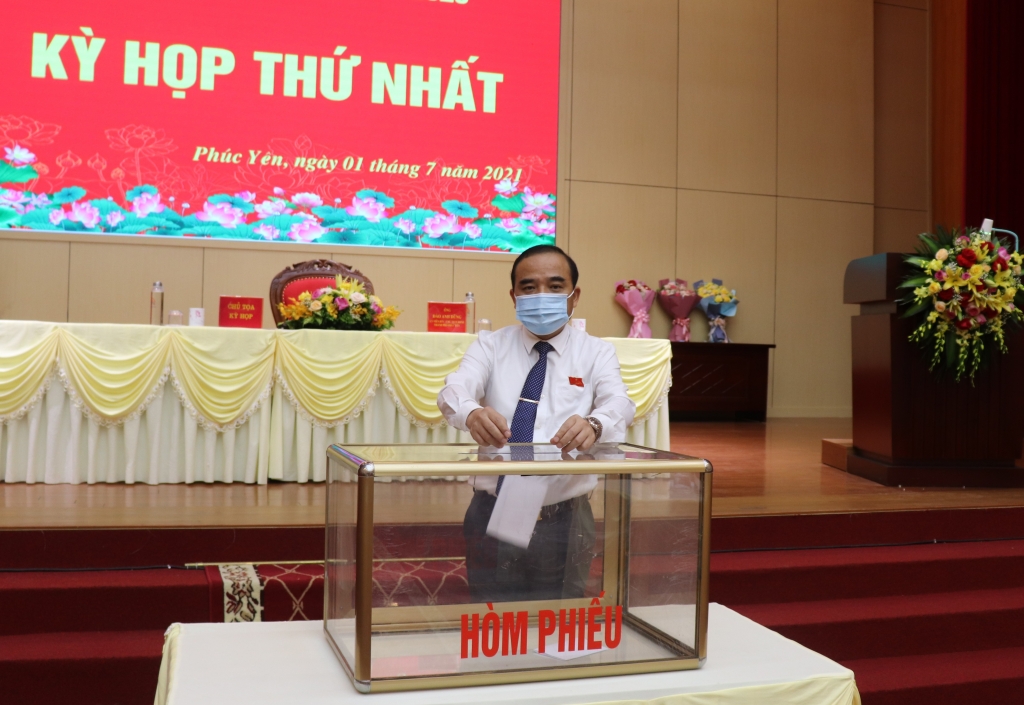 Các đại biểu HĐND thành phố Phúc Yên bỏ phiếu bầu các chức danh chủ chốt của HĐND, UBND thành phố nhiệm kỳ 2021-2026