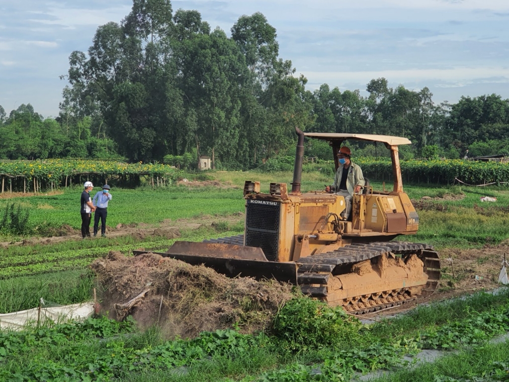 Ngay sau khi được bàn giao mặt bằng, đơn vị thi công triển khai trang thiết bị, máy móc tiến hành thi công