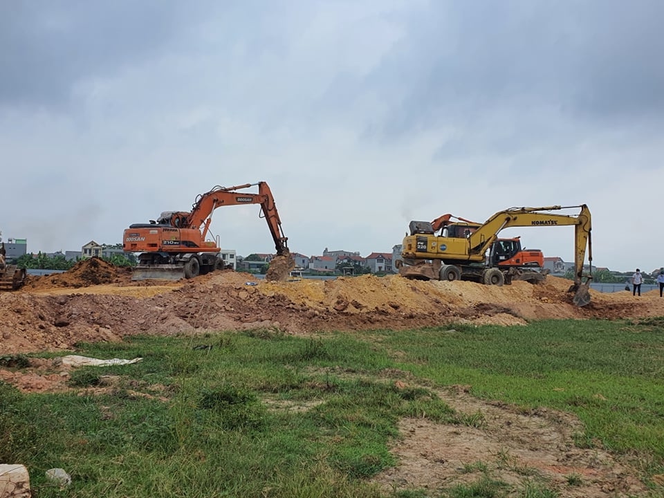 Ngay sau khi được bàn giao mặt bằng, đơn vị thi công triển khai trang thiết bị, máy móc tiến hành thi công