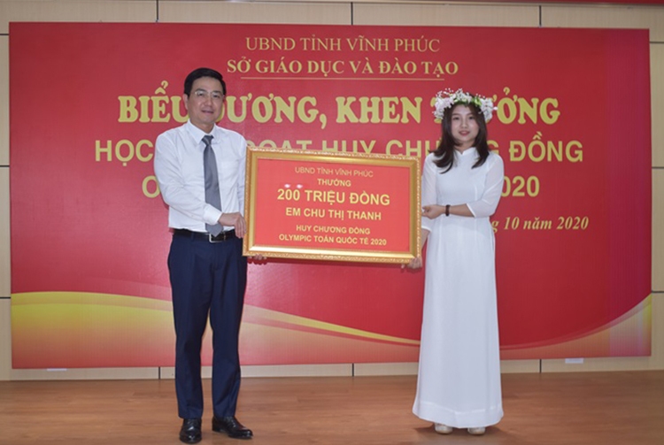 Chu Thị Thanh, cựu học sinh chuyên Toán trường THPT chuyên Vĩnh Phúc, được thưởng 200 triệu đồng nhờ đạt huy chương đồng Olympic Toán quốc tế năm 2020.
