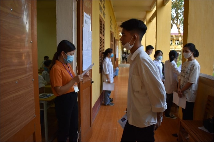 Các thí sinh trước giờ làm bài thi sáng nay