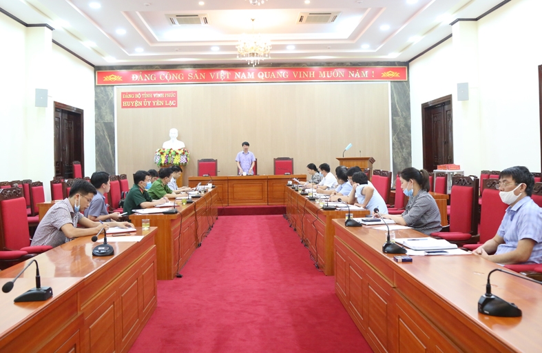 Bí thư Huyện ủy, Chủ tịch HĐND huyện Nguyễn Khắc Hiếu phát biểu chỉ đạo các nội dung cần quyết tâm thực hiện trong phòng chống dịch